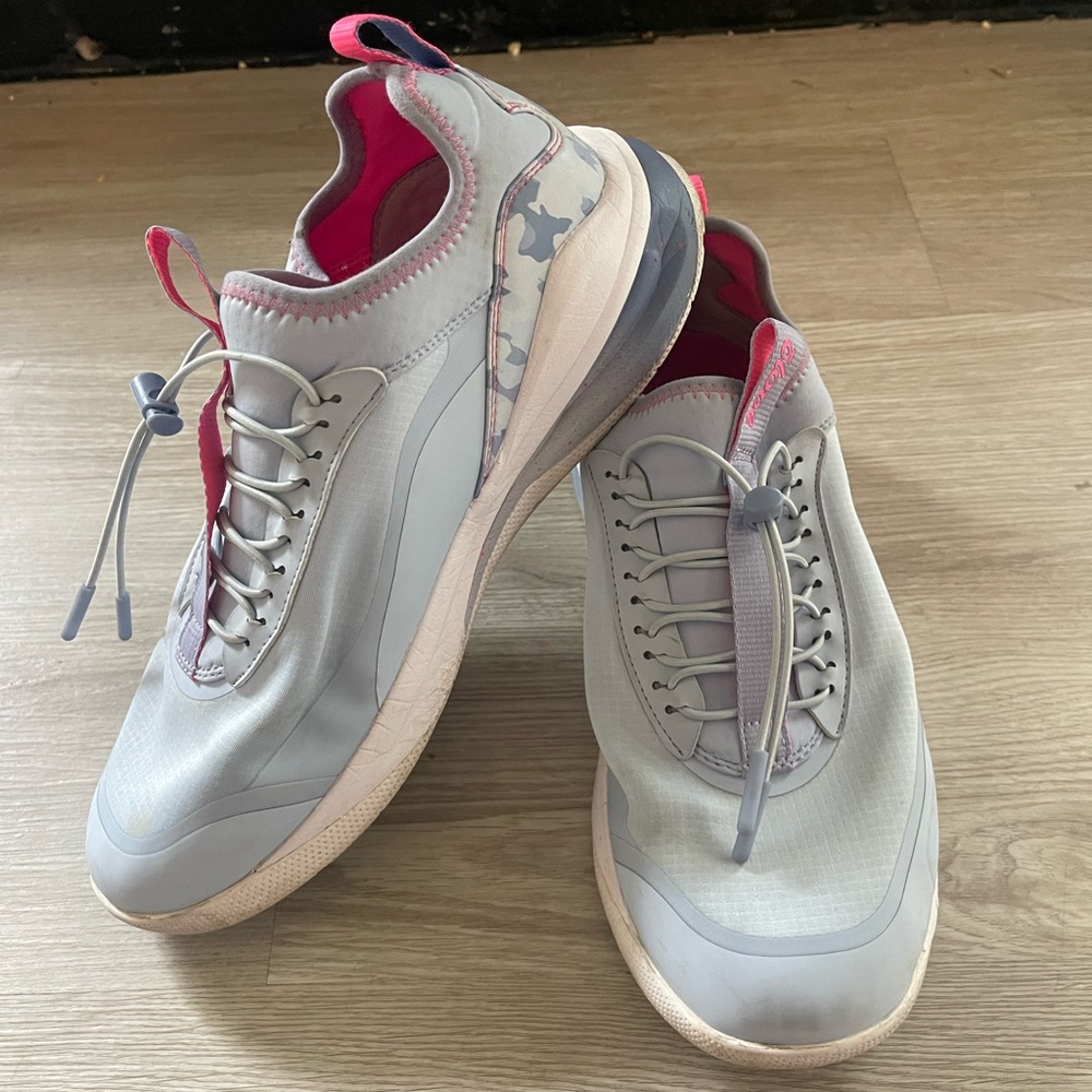 Clove women’s size 10 shoes